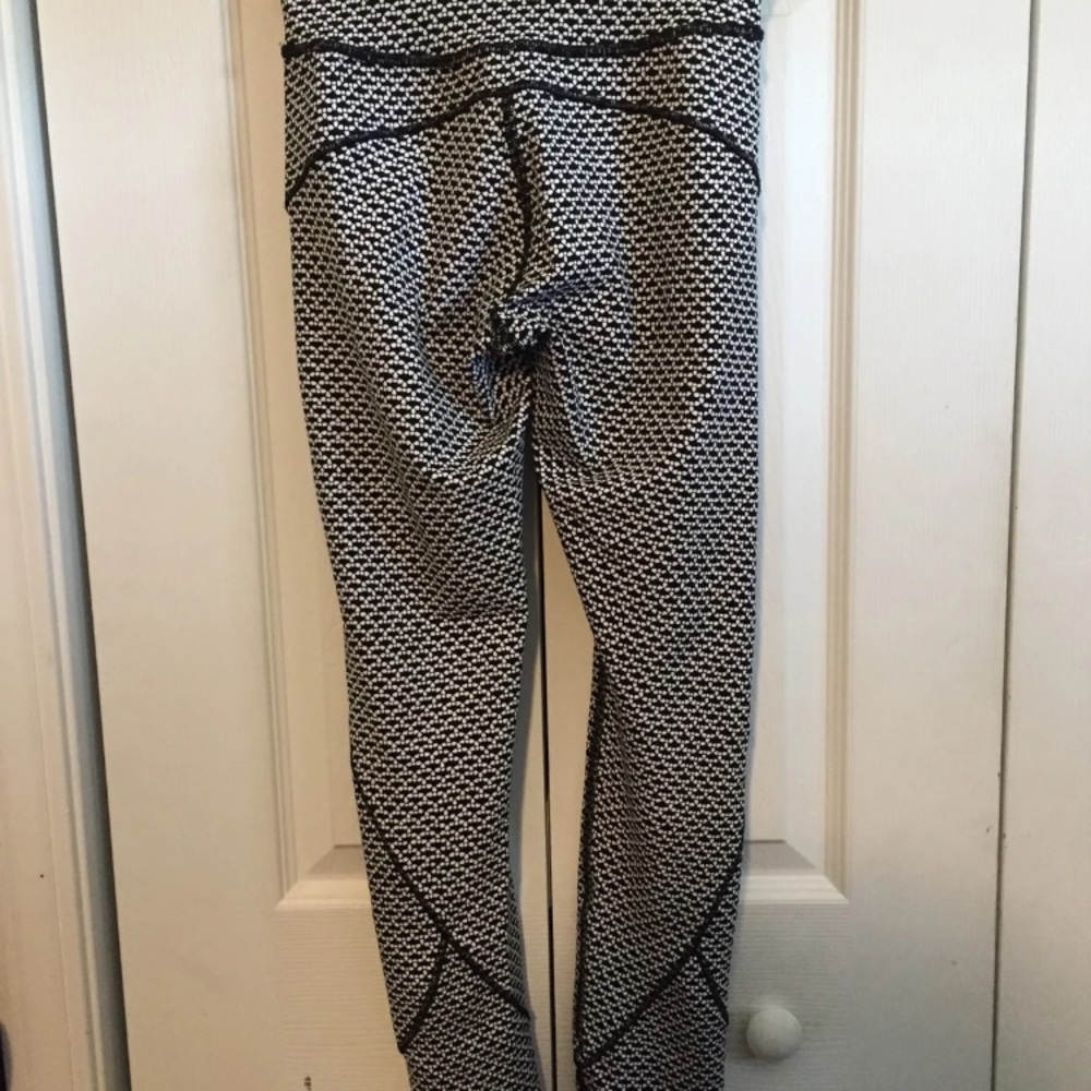 Lululemon In Movement Tights 25” Size 2 - Picture 3 of 5